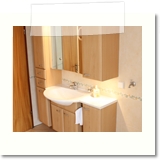 Das Badezimmer bietet viel Komfort